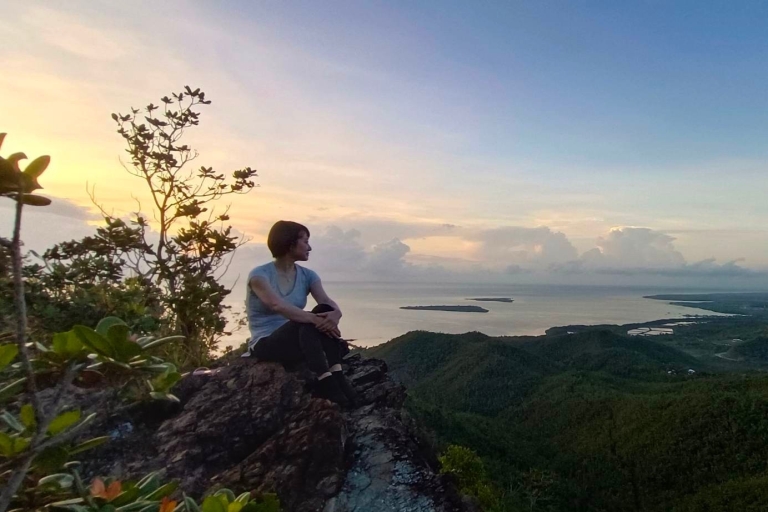 Puerto Princesa: Private Sonnenaufgangswanderung am Berg MagarwakSonnenaufgangswanderung mit Mittagessen auf der Insel Cowrie