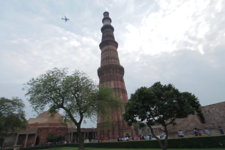 Delhi : Visite guidée privée d'une journée de la vieille ville et de la nouvelle ville de DelhiVisite avec déjeuner, billets d'entrée, voiture privée, pousse-pousse et guide