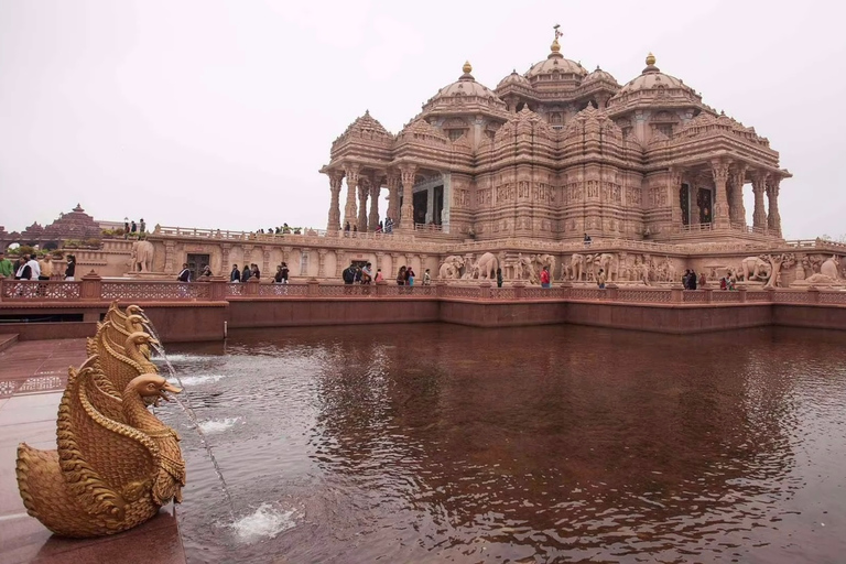 Delhi : Visite guidée privée d'une journée de la vieille ville et de la nouvelle ville de DelhiVisite avec déjeuner, billets d'entrée, voiture privée, pousse-pousse et guide