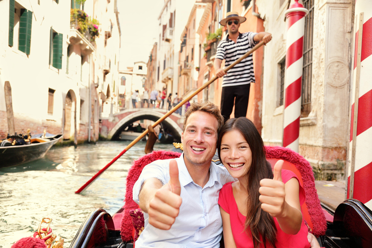 Venezia: Canal Grande in gondola con commento informativoGondola condivisa con commento dal vivo - Inglese