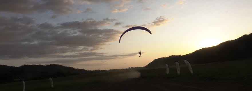 Jaco ; Vol parapente au coucher du soleil magique.