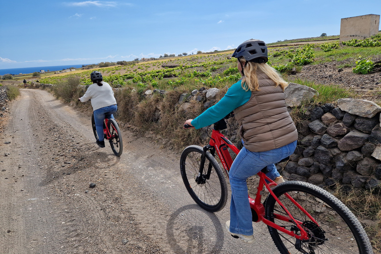 Santorini: Upplevelse av elcykelturFrån Vlichada: Santorini södra rutt guidad E-Bike-tur