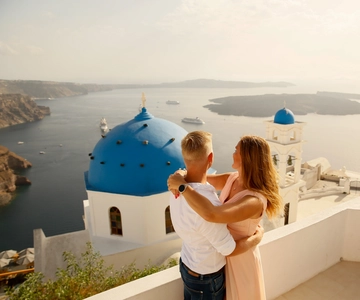 Santorini: Photo Shoot with a Private Vacation Photographer