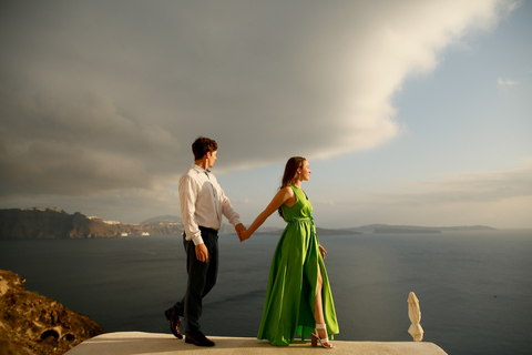 Santorini: fotoshoot met een privé-vakantiefotograaf3 uur + 75 foto's op 3 locaties