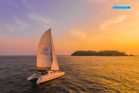 Phuket: viagem diurna à ilha de Coral e jantar ao pôr do sol de catamarãViagem de meio dia para Coral Island e jantar ao pôr do sol de catamarã