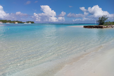 Grand Bay: rejs katamaranem na Flat Island z lunchem przy grillu