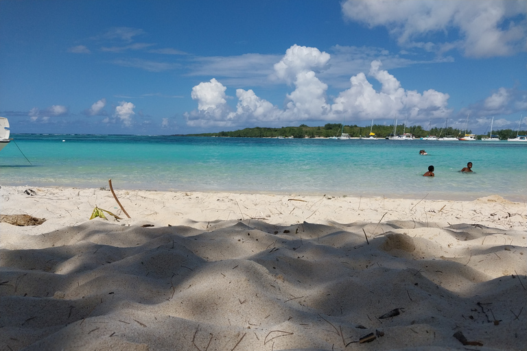 Grand Bay: rejs katamaranem na Flat Island z lunchem przy grillu