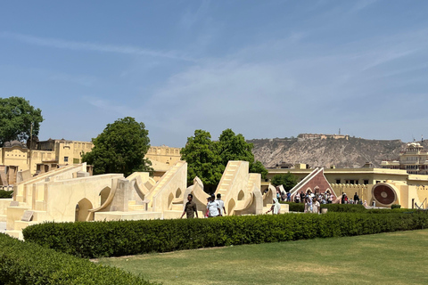 Delhi : excursion de 5 jours dans le Triangle d&#039;Or avec un guide germanophoneExcursion de 5 jours avec hébergement dans des hôtels 4 étoiles