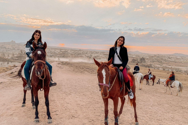 Excursión a caballo por CapadociaCapadocia: 1 hora de paseo a caballo con recogida en Göreme