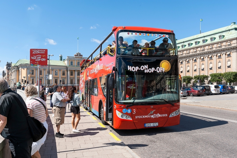 Stockholm: rode hop on, hop off-bus en -boottourHop on, hop off-tour met rode boot gedurende 24 uur