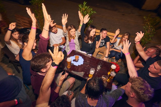 Visit Warsaw Pub Crawl with 1-Hour Open Bar in Varsóvia