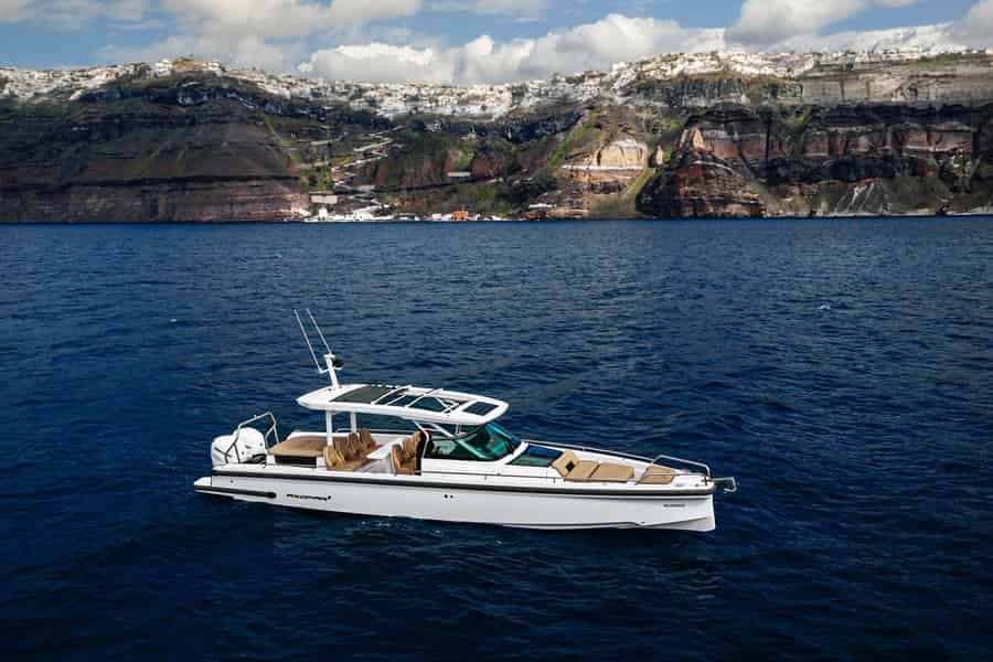 Die schnellste private All-Inclusive-Motoryacht in Santorin. Foto: GetYourGuide Die schnellste private All-Inclusive-Motoryacht in Santorin. Foto: GetYourGuide