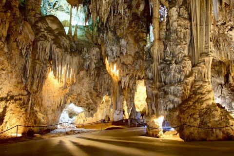 Torremolinos/Benalmadena: Nerja Caves Tour med Frigiliana