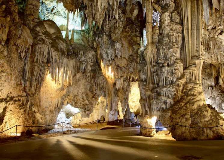 Torremolinos/Benalmádena: Excursión a las Cuevas de Nerja con Frigiliana