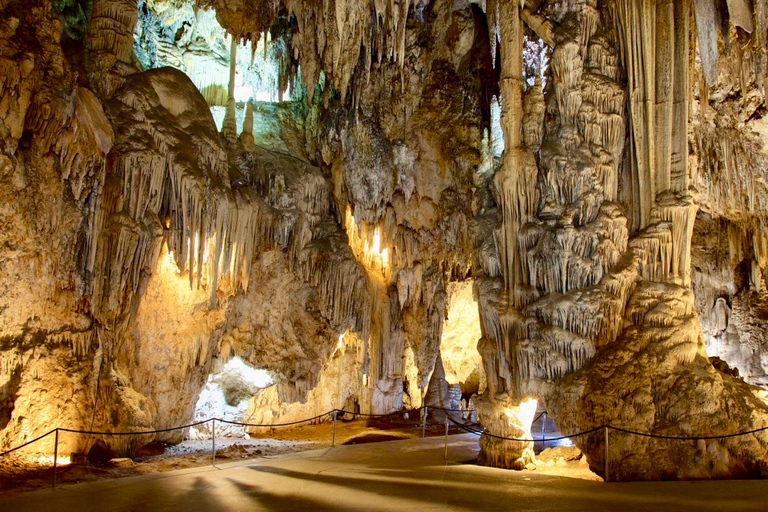 Torremolinos/Benalmádena: Excursión a las Cuevas de Nerja con Frigiliana