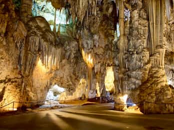 Torremolinos/Benalmadena: Nerja Caves Tour with Frigiliana