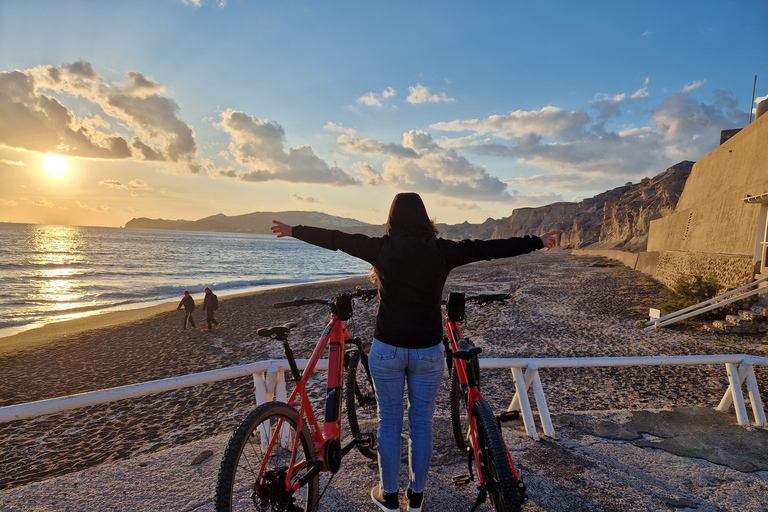 Santorin : Excursion en E-Bike au coucher du soleil