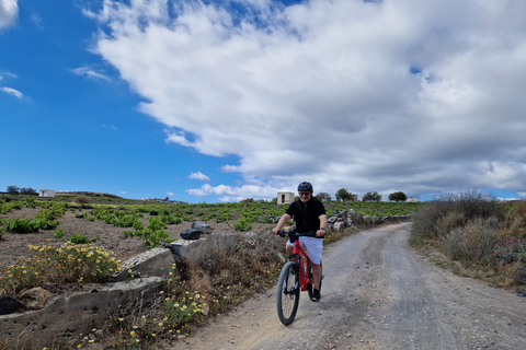 Santorini: Experiência de passeio de E-Bike ao pôr do solVlichada: destaques de Santorini e passeio de bicicleta ao pôr do sol