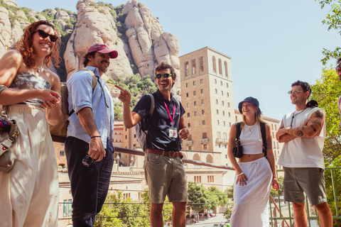 Barcelona: Montserrat-tour met rit en basiliekoptieBustransfer met rondleiding, zonder toegang tot de Basiliek
