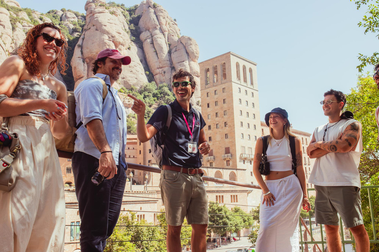 Barcelona: Montserrat-tour met rit en basiliekoptieBustransfer met rondleiding, zonder toegang tot de Basiliek