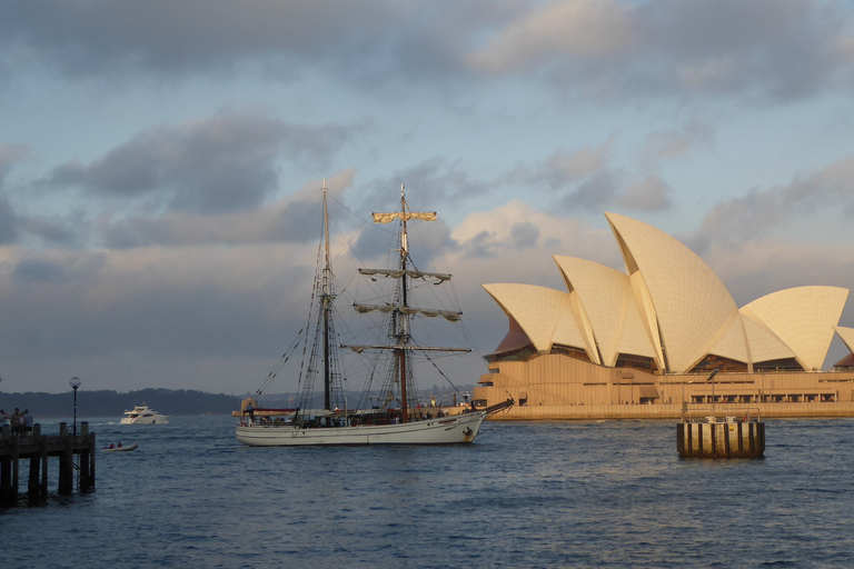 Sydney: Hafenrundfahrt bei Sonnenuntergang mit Abendessen