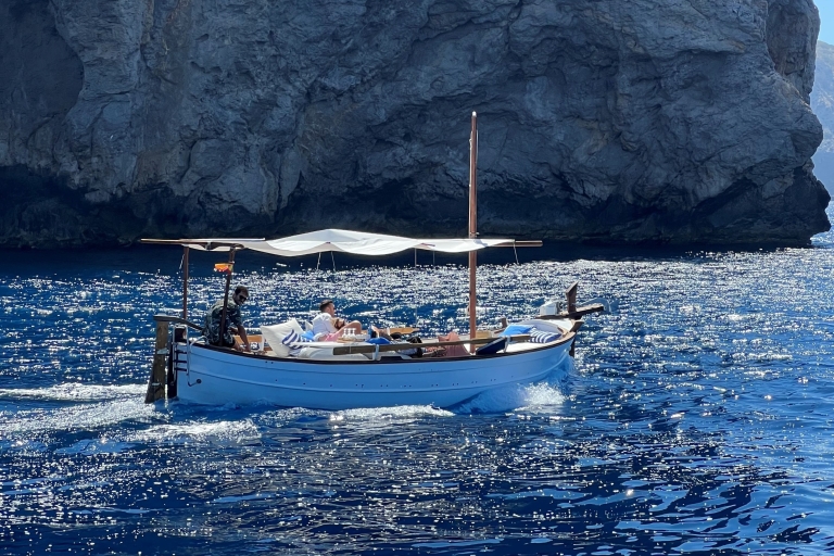 Un tour inolvidable en un auténtico barco tradicional ibicenco.Excursión en barco de 4 horas