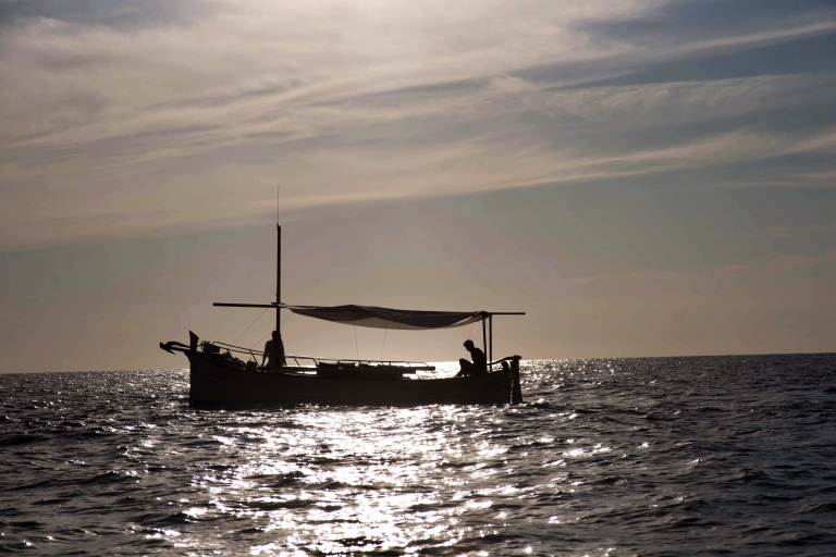 Niezapomniany rejs wycieczkowy autentyczną tradycyjną łodzią na Ibizie.4-godzinny rejs łodzią