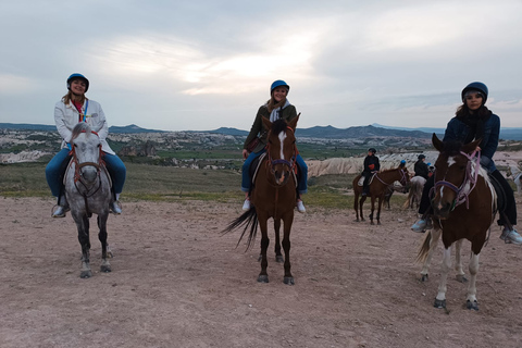 Excursión a caballo por CapadociaCapadocia: 1 hora de paseo a caballo con recogida en Göreme