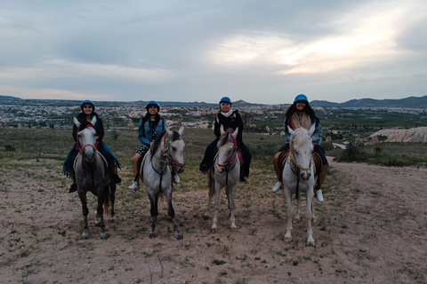 Excursión a caballo por CapadociaCapadocia: 1 hora de paseo a caballo con recogida en Göreme