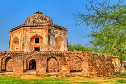 Delhi: Mehrauli with Some Prominent Sites Walk Tours