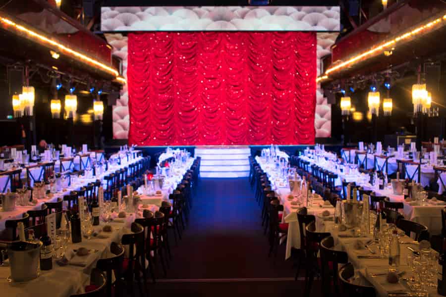 Paris: Kabarett-Show "L'Oiseau Paradis" mit Mittagessen und Getränken. Foto: GetYourGuide