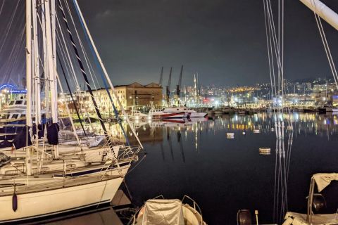 Genova: centro storico e porto di notte Passeggiata autoguidata