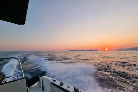 Makarska: Speedboat Sunset Tour to hidden bay on island Brač