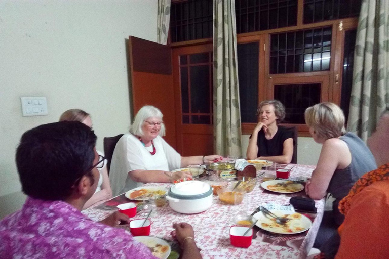 Demostración de Cocina Casera y Cena con una Familia Local en Jaipur