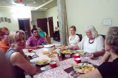 Demostración de Cocina Casera y Cena con una Familia Local en Jaipur