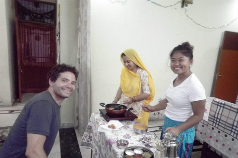 Démonstration de cuisine maison et dîner avec une famille locale à Jaipur