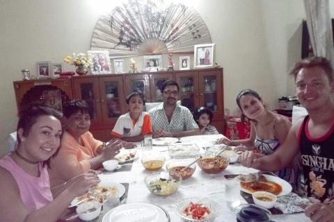 Demostración de Cocina Casera y Cena con una Familia Local en Jaipur