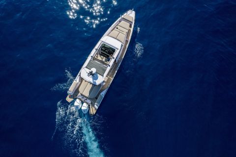 Paradis à Santorin : Croisière privée sur un yacht à moteur