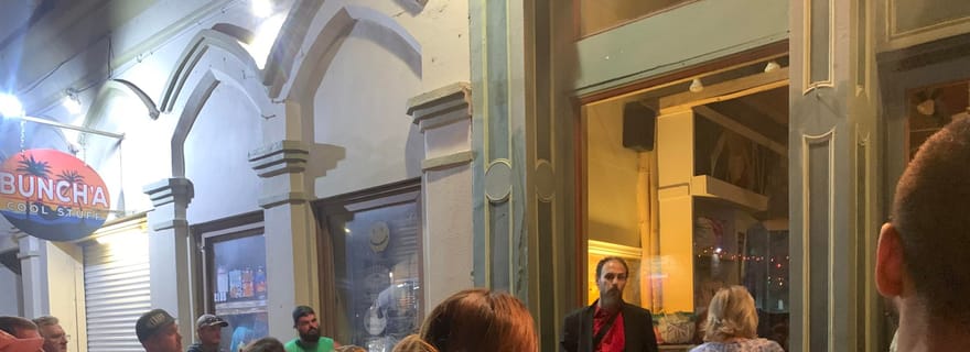 Visite de lieux hantés avec équipement de chasseur de fantômes.