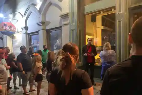 Rondleiding door spookachtige locaties met spookjachtuitrusting.