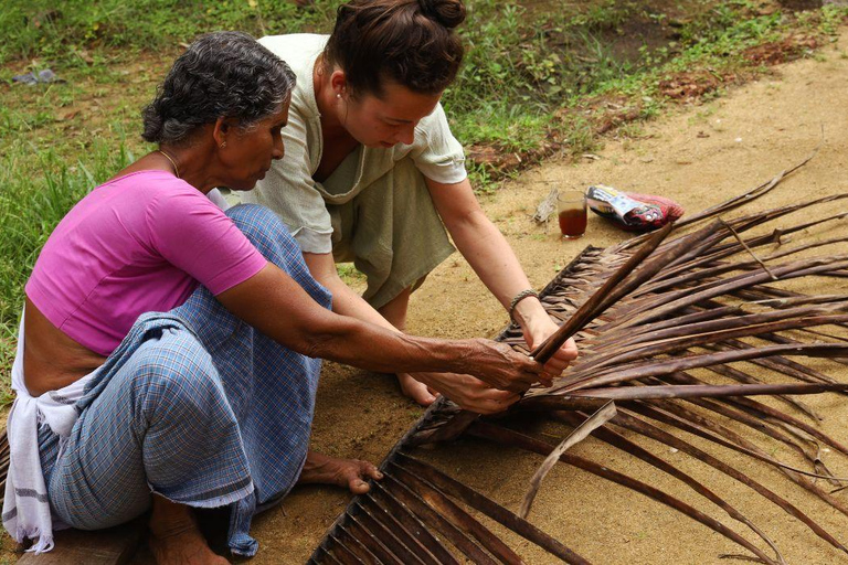 Kerala: Backwater Village Punting Boat Cruise with Lunch