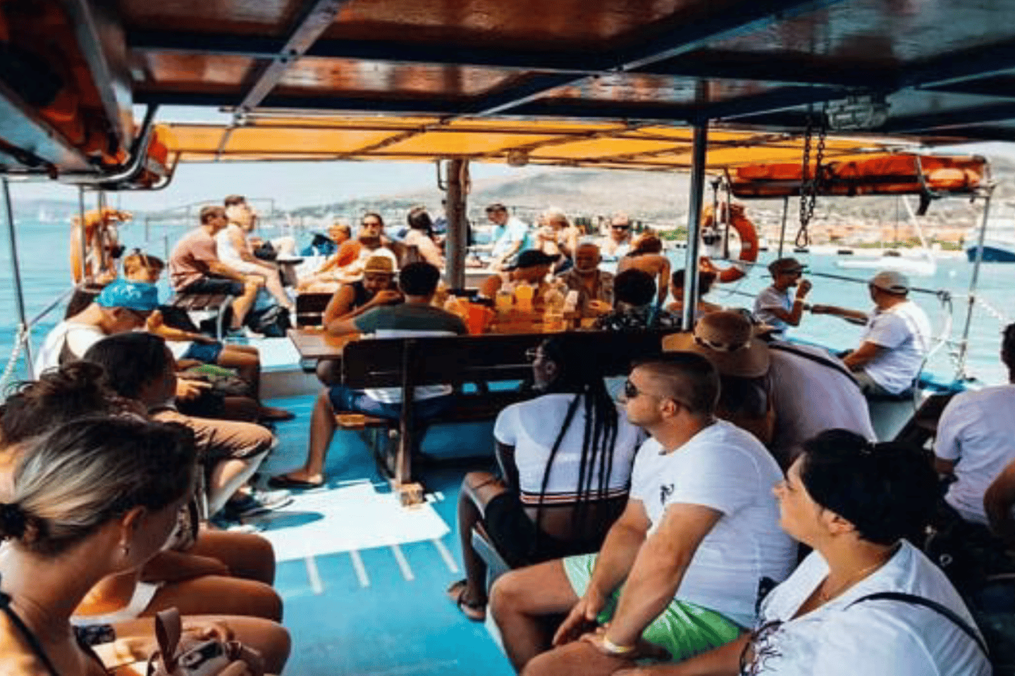 Frá Split: Skemmtisigling með eyjum og bláa lónið, matur og drykkir