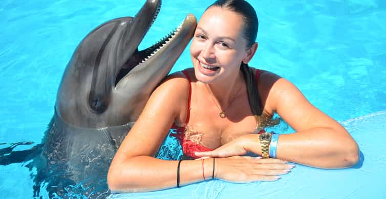 Toallas Coloridos Y Salvavidas Cerca De La Piscina De Natación