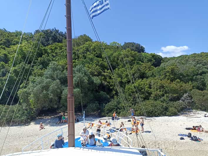 East coast cruise - Sightseeing and BBQ Lunch