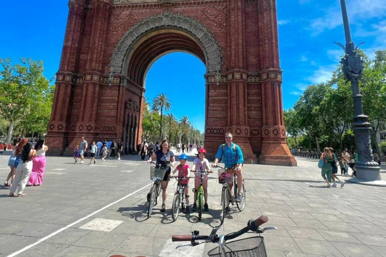 Barcelona: Prywatna wycieczka rowerowa po mieścieBarcelona: Wycieczka rowerowa z przewodnikiem po najważniejszych atrakcjach miasta