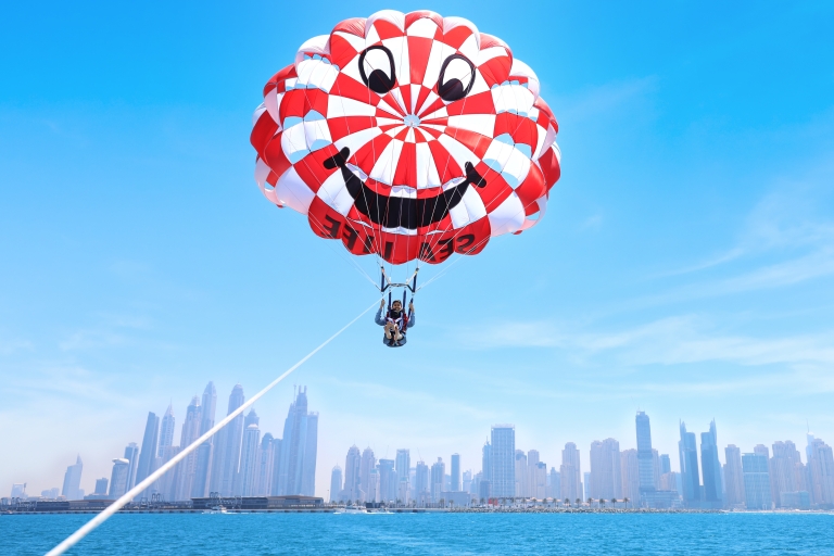 Dubaj Parasailing doświadczenie JBR plażaPrzejażdżka parasailingiem Jbr w Dubaju