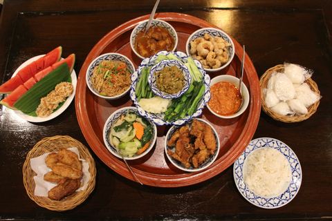 Comida Tradicional Khan Toke de Chiang Mai y Actuación Cultural