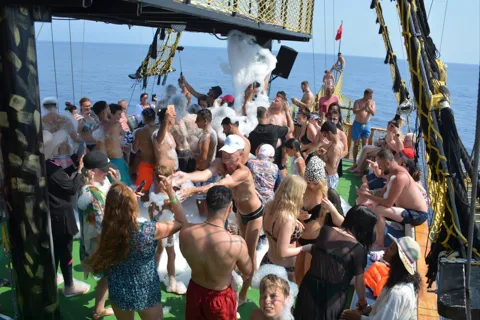 Alanya: Pirate Boat Tour w/ BBQ & Foam Party