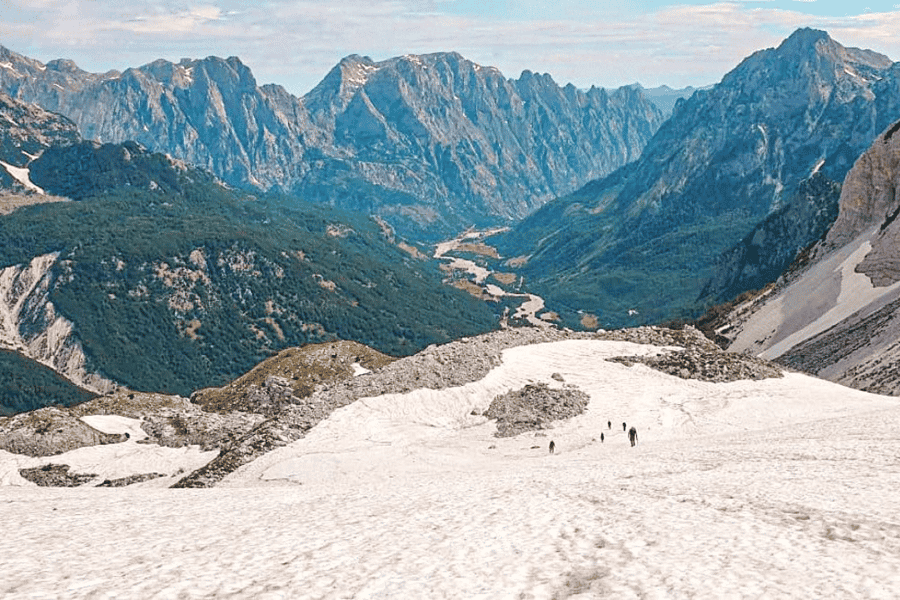 Albanische Alpen: 3-tägige Tour zum Komani-See, Valbona und Thethi. Foto: GetYourGuide