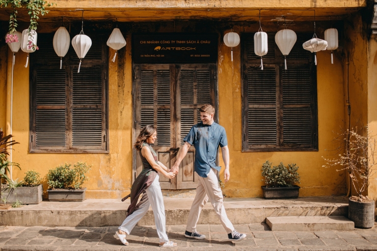 Hoian: Walking around oldtown with professional photographer